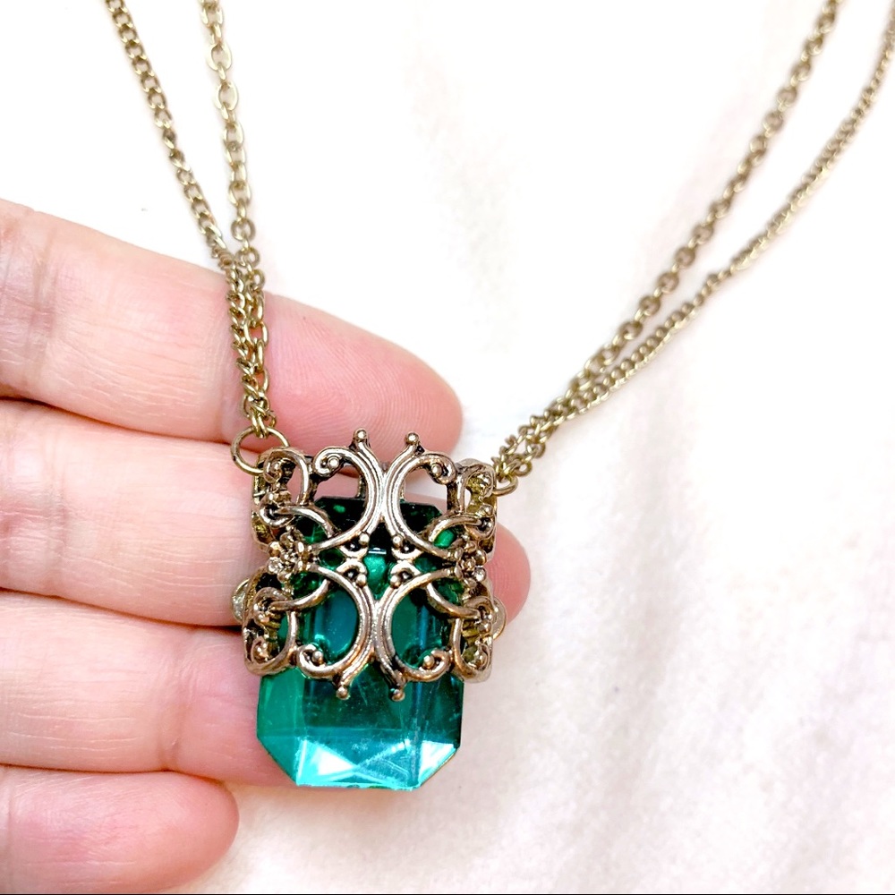 Elegant Vintage Look Green Resin Pendant Double Chain Necklace - Picture 6 of 12
